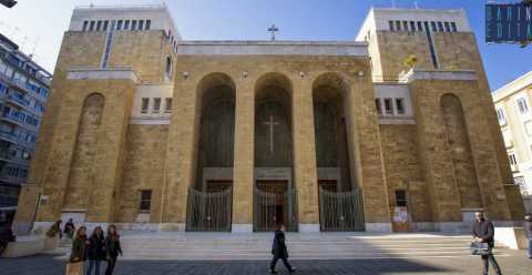 Bari, San Ferdinando: quella chiesa-simbolo che vive in simbiosi con negozi e condomni